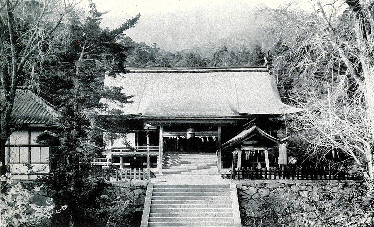 明治8年建立の拝殿